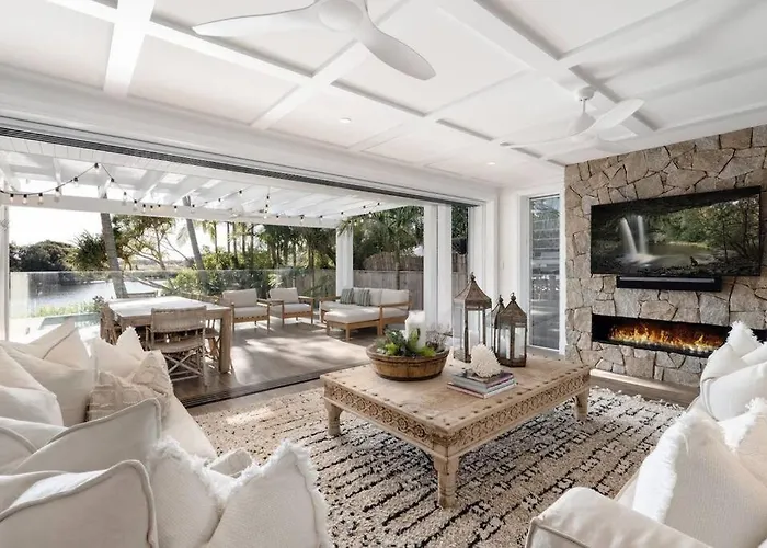 Fuller Holidays - Belongil Sunset - Giaour Street, Belongil Beach Byron Bay